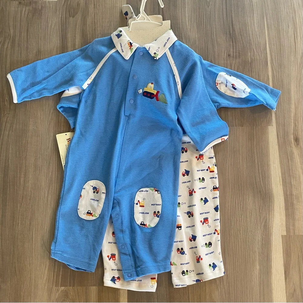 New Baby Togs 4 Piece Set. #2 Bodysuits, Hat & Booties. Size 9 months